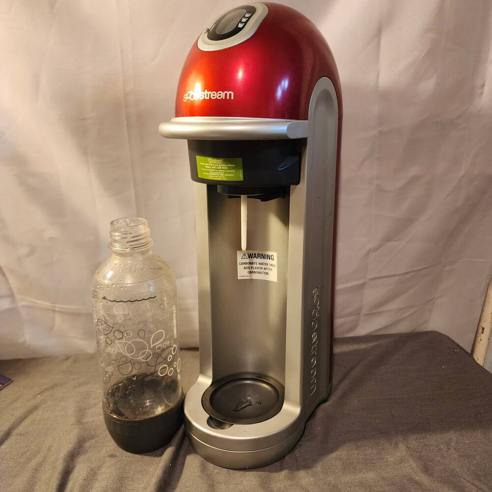 Red Soda Stream FIZZ FZ-9001 With Bottle. Read Pre-Owned